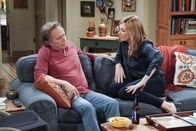 Mom – Adam (William Fichtner, l.); Bonnie (Allison Janney, r.)