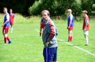 Geliefert – Einzig seine Nebentätigkeit als Fußballtrainer einer Jugendmannschaft bereitet Volker (Bjarne Mädel, Mi.) Freude und gibt ihm Kraft.
