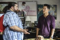 Hawaii Five-0 – Versuchen herauszufinden, wer die Verschwörungstheoretikerin Susie Freeling ermordet hat: Jerry (Jorge Garcia, l.) und Chin (Daniel Dae Kim, r.) ...