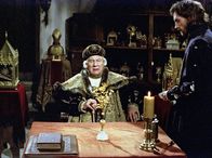 Luther – Friedrich der Weise (Sir Peter Ustinov, Mitte) und Georg Spalatin (Benjamin Sadler) stehen auf der Seite des Reformators Luther.