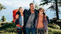 Die Bergretter – Susanne (Barbara Sotelsek, l.) und ihr Sohn Jonas (Julius Gause, r.) versuchen auf eigene Faust den verletzten Robert (Simon Böer, M.) ins Tal zu bekommen.