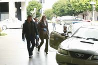 Castle – Kevin (Seamus Dever, M.) und Javier (Jon Huertas, l.) begleiten Kate (Stana Katic, r.) zu ihrem nächsten Fall ...