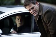 Castle – Noch ahnen Cole (Ivan Sergei, vorne) und Castle (Nathan Fillion, hinten) nicht, dass sie Opfer eines großen Komplotts werden ...