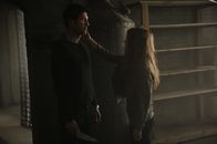 American Horror Story – Die totgeglaubte Hayden (Kate Mara, r.) stattet Ben (Dylan McDermott, l.) einen Besuch ab ...