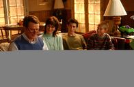 Malcolm mittendrin – Hal (Bryan Cranston, l.) bekommt es mit der Angst zu tun, als er die tollen Weihnachtsgeschenke von Lois (Jane Kaczmarek, 2.v.l.), Reese (Justin Berfield, 2.v.r.) und Dewey (Erik Per Sullivan, r.) bekommt ...