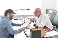 jerks. – Christian ( Christian Ulmen, l.) ist panisch: Er glaubt, dass er Hodenkrebs hat. Sein Urologe (Rüdiger Kuhlbrodt, r.) gibt jedoch Entwarnung - es ist scheinbar nur eine Hodensackentzündung. Aber wie vertrauenswürdig ist ein koksender Arzt wirklich?