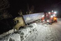 Ice Road Rescue - Extremrettung in Norwegen – Ein Fahrer ist von der Straße abgekommen und steht 5 m weiter unten an einer 36 Grad steilen Böschung. Der Aufprall verursachte nur geringe Schäden am Lkw. (National Geographic/ITV Studios Norway AS)