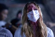 Cabin Fever 3: Patient Zero – Penny (Jillian Murray) macht eine grausige Entdeckung: Im seichten Uferwasser wimmelt es von toten Tieren. Unmittelbar danach begint sie Blut zu spucken, sie ist erkrankt.
