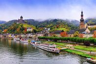 Panoramablick – Cochem, Deutschland. Altstadt und die Reichsburg an der Mosel.