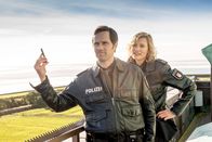 Notruf Hafenkante – Mattes (Matthias Schloo, l.) und Melanie (Sanna Englund, r.) haben es schwer, auf Neuwerk Verbindung mit dem Festland aufzunehmen.