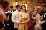 Deine Juliet – Juliet beim Tanzen mit Mark Reynolds (Glen Powell).