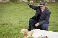 Father Brown – Inspector Sullivan (Tom Chambers) untersucht den Schlüsselanhänger, den er in der Nähe von Ginnie Goddens (Holly Lucas) Leiche gefunden hat .