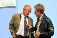 Die Rosenheim-Cops – Polizist Mohr (Max Müller, r.) und Polizeidirektor Achtziger (Alexander Duda, l.) ermitteln in einem Kajakclub, dem unmittelbaren Umfeld des Opfers.