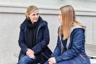Die Chefin – Vera Lanz (Katharina Böhm, l.) führt mit Pia Schuster (Tabea Willemsen, r.) ein Gespräch. Sie möchte wissen, was passiert ist.