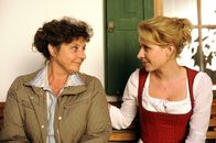 Der Bergdoktor – Zu Susannes (Natalie O«Hara, r.) Erstaunen hat Lisbeth (Monika Baumgartner, l.) die gescheiterte Liebe mit Klaus źberraschend schnell hinter sich gelassen.