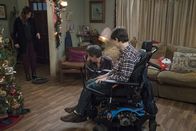 Speechless – (v.l.n.r.) Maya DiMeo (Minnie Driver); Jimmy DiMeo (John Ross Bowie); JJ DiMeo (Micah Fowler)