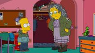 Die Simpsons – Beim Schlittenfahren versenkt Bart (l.) einen Einkaufswagen mitsamt dem ganzen Hab und Gut einer Landstreicherin in einem Teich. Da er sich schuldig fühlt, nimmt er die Obdachlose Hettie (r.) mit nach Hause und lässt sie dort in seinem Kleiderschrank übernachten ...