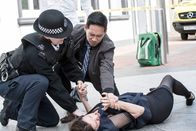 Silent Witness – Pamela (Hara Yanna) ist in einem Drogenrausch. DS Lin (Dan Li) und eine Kollegin versuchen sie zu beruhigen.