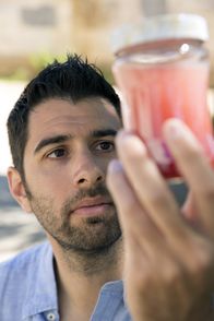 Wunder der Wissenschaft – Dr. Javier Ferna?ndez-Lozano mit einer BBC-Probe des "Blutregens".