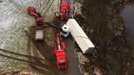 Ice Road Rescue - Extremrettung in Norwegen – Four rescue trucks working to pull a truck and trailer. (National Geographic)