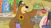 Unser Sandmännchen – Dr. Brumm bietet auf seinem Flohmarkt ein altes Telefon und einen Gummistiefel mit Sonnenblume zum Verkauf an.