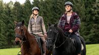 Reiterhof Wildenstein – Rike (Klara Deutschmann, re.) und Tabea (Nele Trebs) haben einiges miteinander zu klären.