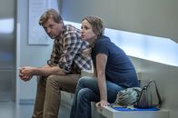 Der Bergdoktor – Daniel (Patrick von Blume) und Petra Förster (Theresa Scholze) sind angespannt: Daniels Tochter Alina und der gemeinsame Sohn Finn drohen zu sterben.