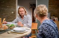 Sturm der Liebe – Michael (Erich Altenkopf, l. mit Sabine Werner, r.) ist unsicher, wie er von Nicole den Haustürschlüssel zurückfordern kann, ohne sie zu verletzen.