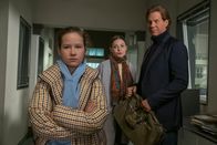Der Alte – Warum sich Aurelia Bergmann (Mara-Sophie Schmidt, l.) nicht dafür entschuldigen möchte, ein anderes Mädchen in eine Pfütze gestoßen zu haben, ist ihrer Mutter Johanna Bergmann (Lena Meckel, M.) und ihrem Großvater Caspar Bergmann (Thomas Heinze, r.) ein Rätsel.