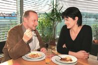 Kommissar Rex – Martin Weinek (Fritz Kunz), Eva Maria Marold (Marions Nachbarin).