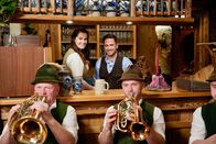 Servus Musikantenstammtisch – Moderatoren Conny Bürgler und Richard Deutinger (hinten), Musikanten des Wolfganger Viergsang (vorne), in der Stube der Mostschänke Hussenbauer.