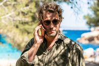 The Mallorca Files – Max (Julian Looman) bekommt einen Tipp von einem Bewohner der Insel, was das Ermittlerpaar in dem Fall ein ganzes Stück weiter bringt.