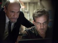 Homeland – Während Max (Maury Sterling, r.) einen unerwarteten Auftrag von Dar Adal (F. Murray Abraham, l.) bekommt, machen Quinn und Carrie eine Entdeckung, die sie in Lebensgefahr bringt ...