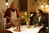Monk – Monk (Tony Shalhoub, r.) genießt es, von seiner Nachbarin Marge Johnson (Gena Rowlands, l.) bemuttert zu werden ...