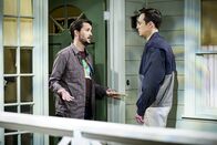 The Big Bang Theory – Wil (Wil Wheaton, l.) und Sheldon (Jim Parsons, r.) liefern nicht ein Kopf-an-Kopf-Rennen um den Titel "Professor Proton", denn die Wissenschaftssendung soll neu aufgenommen werden ...