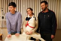 Single Parents – (v.l.n.r.) Miggy Park (Jake Choi); Angie D'Amato (Leighton Meester); Will Cooper (Taran Killam)