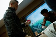 Oldboy – Browning (Rami Malek, l.) und seine Mitstreiter verfolgen einen, bis ins kleinste Detail organisierten Plan, der das Leben von Joe Doucett völlig auf den Kopf stellen soll ...