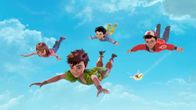 Peter Pan - Neue Abenteuer – Peter Pan, Tinker Bell, Michael, John und Wendy im Anflug auf Nimmerland.