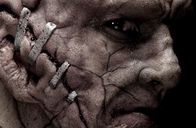 Mutant Chronicles – Fällt prompt in die Maschine, die Menschen in Mutanten umwandelt: Mitch Hunter (Thomas Jane) ...
