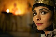 Die glorreichen 10 – Schlau, schön und sexy: Als letzte Pharaonin Ägyptens verteidigte sie ihre Macht mit allen Mitteln. Pegah Ferydoni als Kleopatra in der ZDF-Reihe "Frauen, die Geschichte machten".