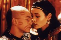 Der letzte Kaiser – Als junger Mann darf sich Pu Yi (John Lone, l.) eine Frau aussuchen. Seine Wahl fällt auf Wan Jung (Joan Chen).