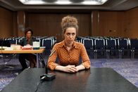 Browser Ballett – Tina Sonntag (Christina Schlag, r.) wollte sich eigentlich nur oben ohne sonnen und findet sich plötzlich als Teil eines skurrilen Gerichtsdramas auf der Anklagebank wieder. Zumindest hat sie ihre Anwältin Dr. Alice Mensah (Dennenesch Zoudé, l.) auf ihrer Seite.