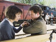 Margarete Steiff – Margarete (Heike Makatsch) geht auf die weite Reise nach Wien. Schweren Herzens verabschiedet sich Fritz (Felix Eitner) von ihr und schenkt ihr eine Haarspange mit einem kleinen Bären.