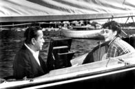 Sabrina – - Linus (Humphrey Bogart) auf seiner Segelyacht mit Sabrina (Audrey Hepburn).