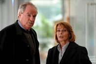 Unter Verdacht – Der Chef des Wasserwerkes, Toni Schiermeier (Friedrich von Thun), scheint etwas zu verheimlichen. Eva Prohacek (Senta Berger) will herausfinden, was