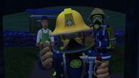 Feuerwehrmann Sam – Feuerwehrmann Sam holt die Frauen behutsam aus dem Haus.