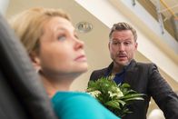 Danni Lowinski – Während Danni (Annette Frier, l.) gerade davon träumt, welch eine Überraschung wohl August für sie hat, taucht Pit (Dirk Borchardt, r.) auf, der immer noch nicht aufgegeben hat, um sie zu werben.