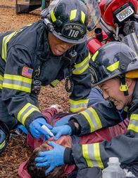 9-1-1 Notruf L.A. – Henrietta "Hen" Wilson (Aisha Hinds, l.); Howie "Chimney" Han (Kenneth Choi, r.)