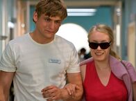 In aller Freundschaft – Sebastian Maier (Steve Wrzesniowski) läuft im Krankenhaus der überaus attraktiven Studentin Nadine Franken (Katharina Heyer) über den Weg. Er flirtet mit ihr, doch als er bemerkt, dass sie blind ist, reagiert er zunächst verunsichert.