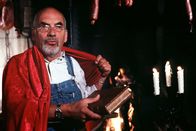 Löwenzahn Classics – Der Burgführer hat das Burgtor verschlossen, so dass Peter (Peter Lustig) die Nacht allein auf der Burg verbringen muss. Er macht es sich in der Burgküche gemütlich und nutzt die Zeit für "ritterliche Studien".
